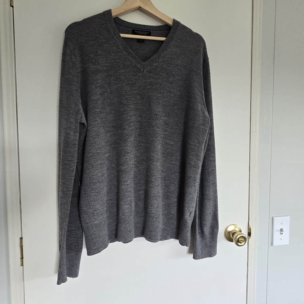 Banana Republic Men's Gray V-Neck Sweater XL